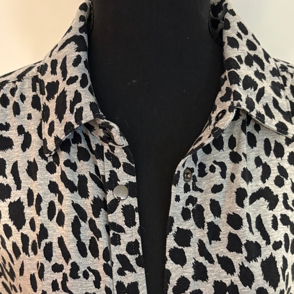 Leopard Print Snap Down stretch Shirt with tie at bottom - Picture 4 of 10
